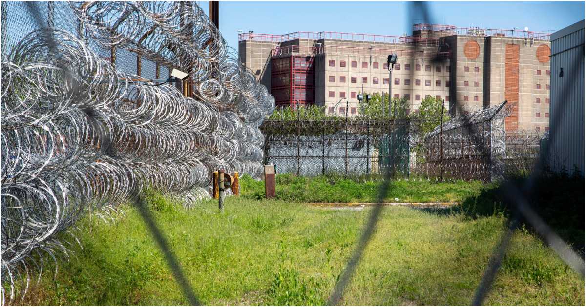 নিউ ইয়র্কের রাইকার্স আইল্যান্ড কারা কমপ্লেক্স। ছবি: নিউ ইয়র্ক টাইমস